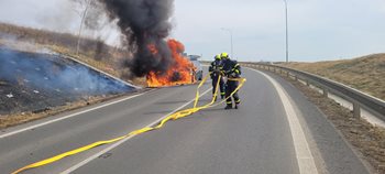 Hořící BMW na silnici: Hasiči bojovali s plameny
