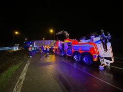 Ostravští hasiči v noci vyprošťovali polský kamion na dálnici D1