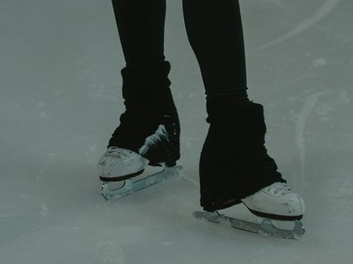 Střet bruslařů na ledě skončil zraněním 