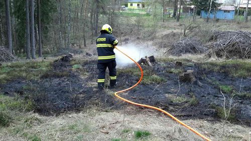 U Bukovan hořela tráva. Během pondělí hned dvakrát