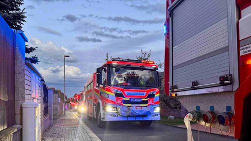 Auto začalo hořet v garáži rodinného domu. Hasiči zachránili jednu osobu a psa