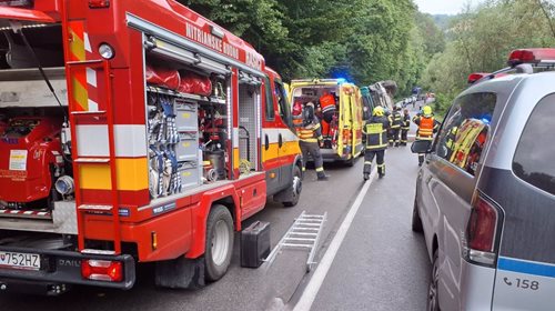 Řidiče kamionu museli vyprošťovat hasiči. Po nehodě letěl vrtulníkem do nemocnice