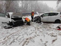 Dopravní nehody kvůli sněhu zaměstnaly hasiče v celém kraji