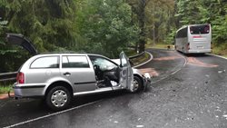 U Bečova se srazilo osobní auto s autobusem