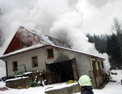 Při rozsáhlém požáru rodinného domu na Vsetínsku se zranil zasahující hasič.