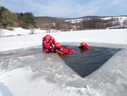 Zamrzlou vodní hladinu hasiči využili k výcviku záchrany tonoucí osoby