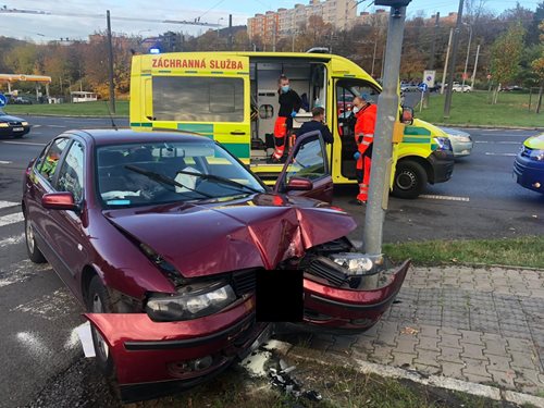 Dopravní nehoda osobního auta v Ústí nad Labem