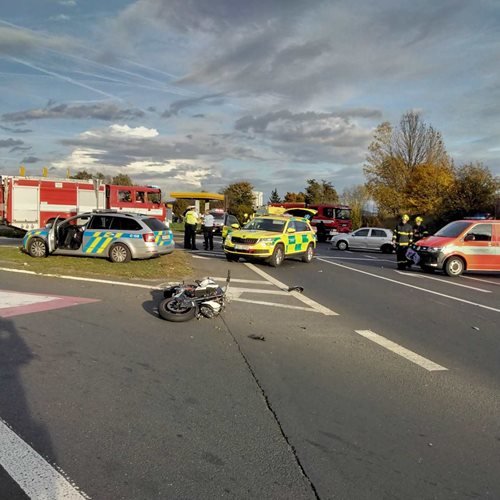 Srážka motocyklu s osobním automobilem u Chlumce