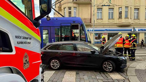 Osobní auto se střetlo s tramvají. Nehoda zastavila provoz směrem na Letnou