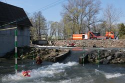 Profesionální hasiči z Vítkova a Hlučína trénovali na tekoucí a divoké vodě