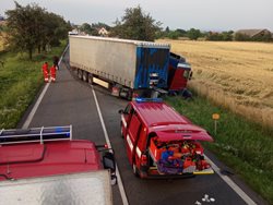 Střet motorky a kamionu na silnici č. 33 skončil tragicky