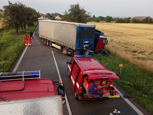 Střet motorky a kamionu na silnici č. 33 skončil tragicky