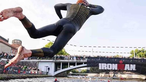 Ironman prověřil i složky IZS. Hasiči a policisté bojovali o medaile, záchranáři ošetřili sedm závodníků