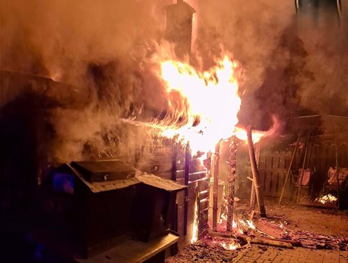 Noční požár garáže způsobil vysokou škodu