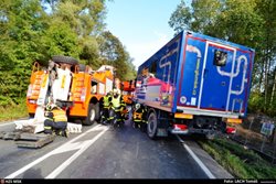 Vyprošťování montážního vozu v Ostravě jeřábem a Bizonem