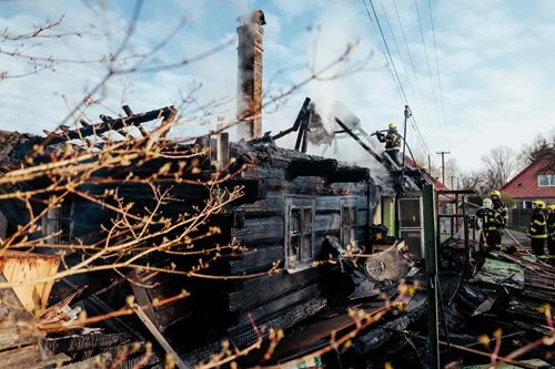Plameny pohltily roubenku a způsobily milionové škody