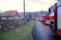 Dopravní nehoda osobního vlaku, který vezl dvacet cestujících a bagru na železničním přejezdu na Lounsku