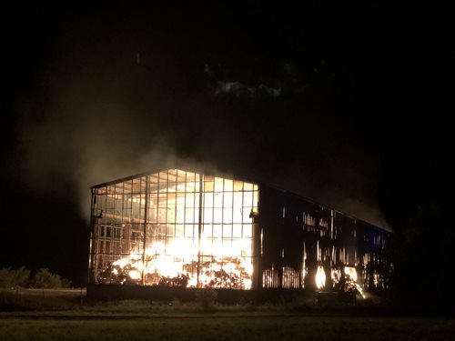 Rozsáhlý požár haly s uskladněnou slámou způsobil škodu 6,5 mil. korun.VIDEO