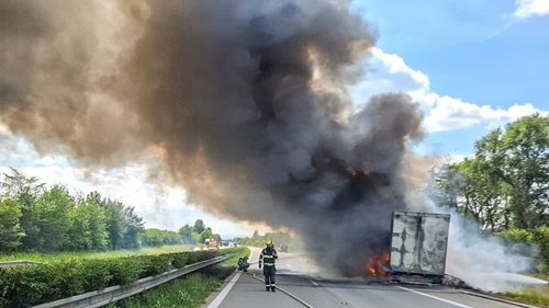 Plameny pohltily celý návěs. Požár kamionu uzavřel dálnici na několik hodin
