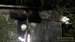 V Doudlevcích hořela dřevěná budova