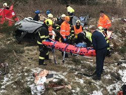 Tragická nehoda uzavřela kutnohorskou silnici u Kostelce nad Černými lesy/FOTOGALERIE