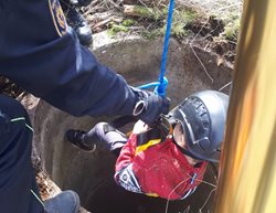 Hasiči-lezci zachránili z hluboké studně dítě