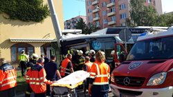 V Českých Budějovicích havaroval trolejbus s osobním autem