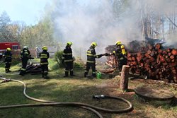 Statisícová škoda u požáru dřeva a chaty ve Vlkově