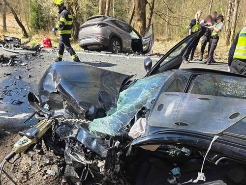 Těžká nehoda uvěznila řidiče ve zdemolovaných vozech
