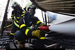 Plameny v Ostravě - Vítkovicích poškodily auto a pracovní stroje, škoda byla vyčíslena na 300 tisíc korun