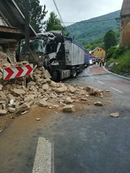 V Boči na Karlovarsku narazil kamion do rodinného domu