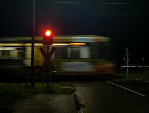 Smrtelná nehoda na železnici. Cyklista vjel přímo před projíždějící vlak