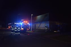 Noční požár rychlého občerstvení způsobil obrovskou škodu