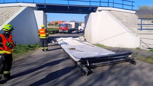 Kamion poškodil most a zastavil dopravu