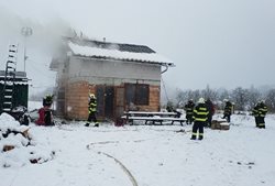 Hořlavé materiály u komínu jsou asi příčinou vzniku požáru novostavby