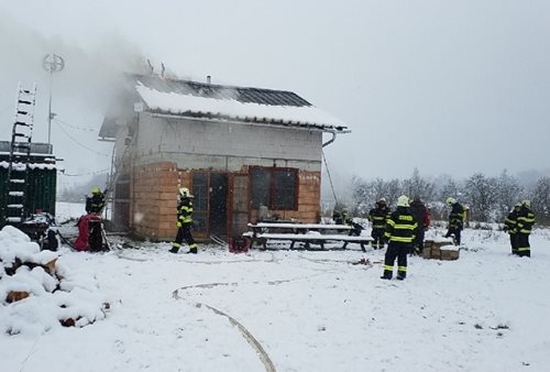 Hořlavé materiály u komínu jsou asi příčinou vzniku požáru novostavby