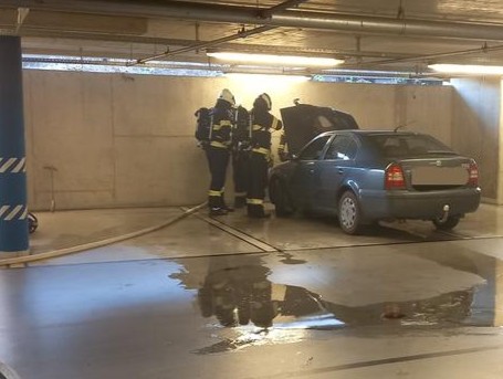 Požár osobního auta v podzemních garážích zvládli hasiči rychlým zásahem