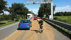 Rozsypaný náklad zablokoval silnici u Vysokého Mýta