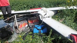 Při pádu bezmotorového letadla se zranil jeho pilot