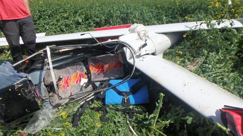 Při pádu bezmotorového letadla se zranil jeho pilot