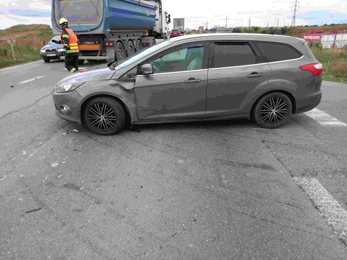 Srážka auta s motocyklem si vyžádala zásah hasičů i záchranářů