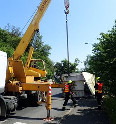 Kontejner spadl z auta přímo na autobusovou zastávku