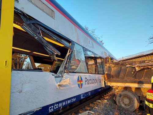 Střet vlaku s nákladním vozem měl zásadní následky, nehoda si vyžádala zraněné