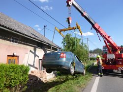 Auto projelo plotem, hasiči ho vyzvedli jeřábem