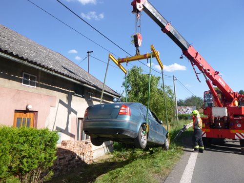 Auto projelo plotem, hasiči ho vyzvedli jeřábem