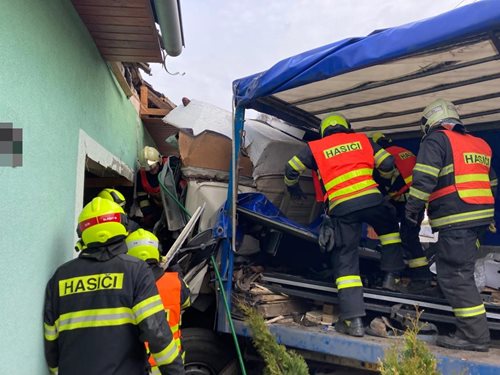 Nákladní vůz narazil do rodinného domu