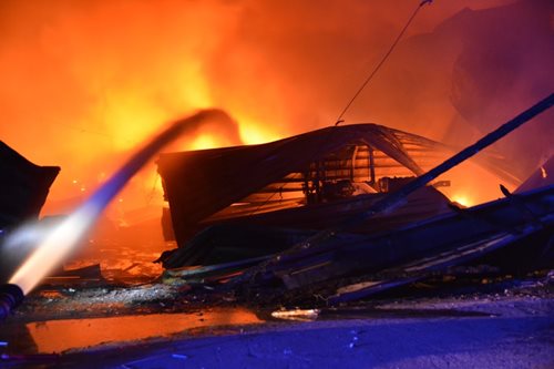 Více než 600 tun elektroodpadu hořelo v skladovací hale v Letech u Řevnic FOTOGALERIE