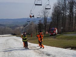 Hasiči procvičovali na Monínci záchranu z lanovky