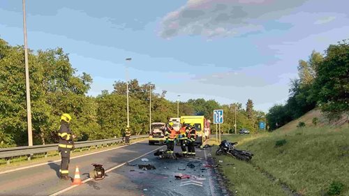 Dva motorkáři skončili po vážné nehodě v péči záchranářů