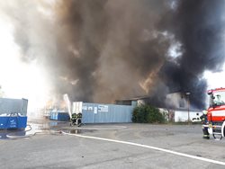 Požár skladovací haly
